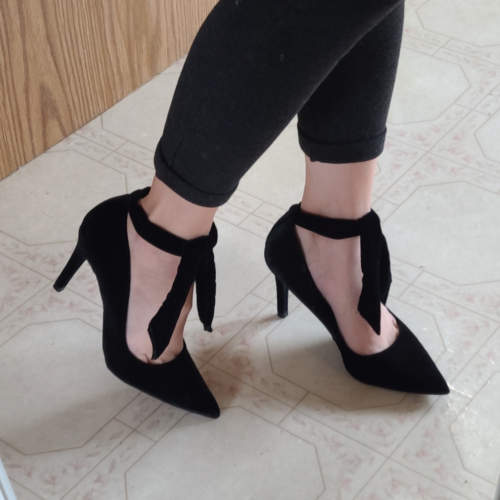 NWOB Arezzo Classic Black Velvet Bow Heels Size 6 ♡ - Picture 2 of 10
